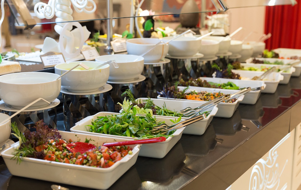 Ekskluzywny brunch: sery, szampan i świeże figi