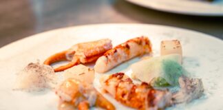 Jak zbudować sezonowe menu degustacyjne wokół ekskluzywnych owoców i warzyw z europejskich targów Ekskluzywne danie z homarem i szczypcami kraba w fine diningowej aranżacji