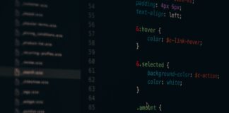 Jak zbudować pierwszą stronę w PHP: praktyczny przewodnik dla początkujących webmasterów Kolorowy kod CSS na ekranie monitora podczas tworzenia strony WWW