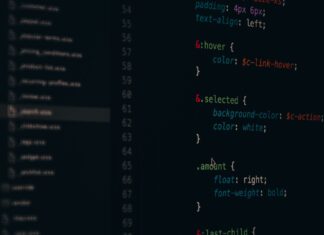 Jak zbudować pierwszą stronę w PHP: praktyczny przewodnik dla początkujących webmasterów Kolorowy kod CSS na ekranie monitora podczas tworzenia strony WWW