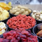 Miska z suszonymi owocami i orzechami jako zdrowe przekąski premium