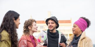 Jak prowadzić panel degustacyjny dla znajomych: karty oceny, kolejność serwowania, dyskusja Znajomi przy winie podczas swobodnej degustacji na świeżym powietrzu