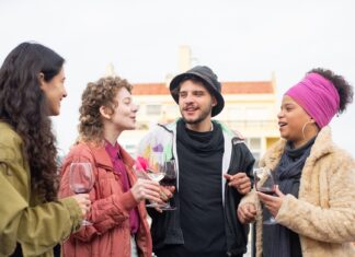 Jak prowadzić panel degustacyjny dla znajomych: karty oceny, kolejność serwowania, dyskusja Znajomi przy winie podczas swobodnej degustacji na świeżym powietrzu
