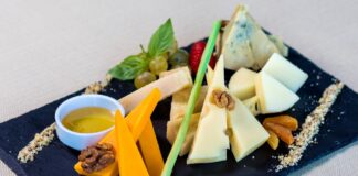 Od Gruyère po Comté: alpejskie sery dla wymagających miłośników intensywnych smaków Deska serów alpejskich z owocami i orzechami w zbliżeniu