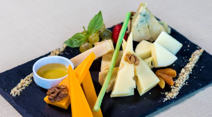 Od Gruyère po Comté: alpejskie sery dla wymagających miłośników intensywnych smaków Deska serów alpejskich z owocami i orzechami w zbliżeniu