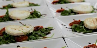 Ser kozi premium w kuchni fine dining: nowoczesne interpretacje klasycznych połączeń smaków Plastry sera koziego z rukolą i redukcją balsamiczną na eleganckich talerzach