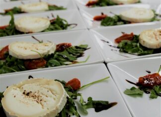 Plastry sera koziego z rukolą i redukcją balsamiczną na eleganckich talerzach