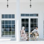 Para przy eleganckim śniadaniu na świeżym powietrzu w słońcu