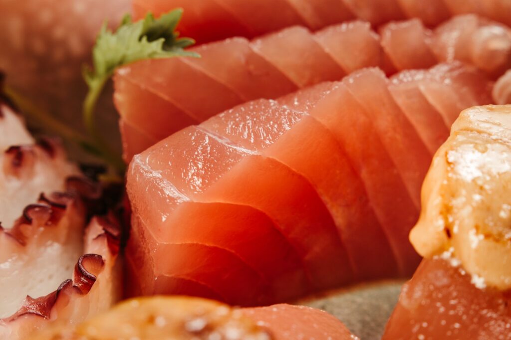 Hamachi w sushi i sashimi: czym różni się seriola od tuńczyka i łososia?