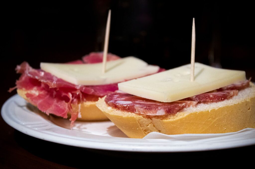 Hiszpańskie tapas z salami i serem na talerzu
